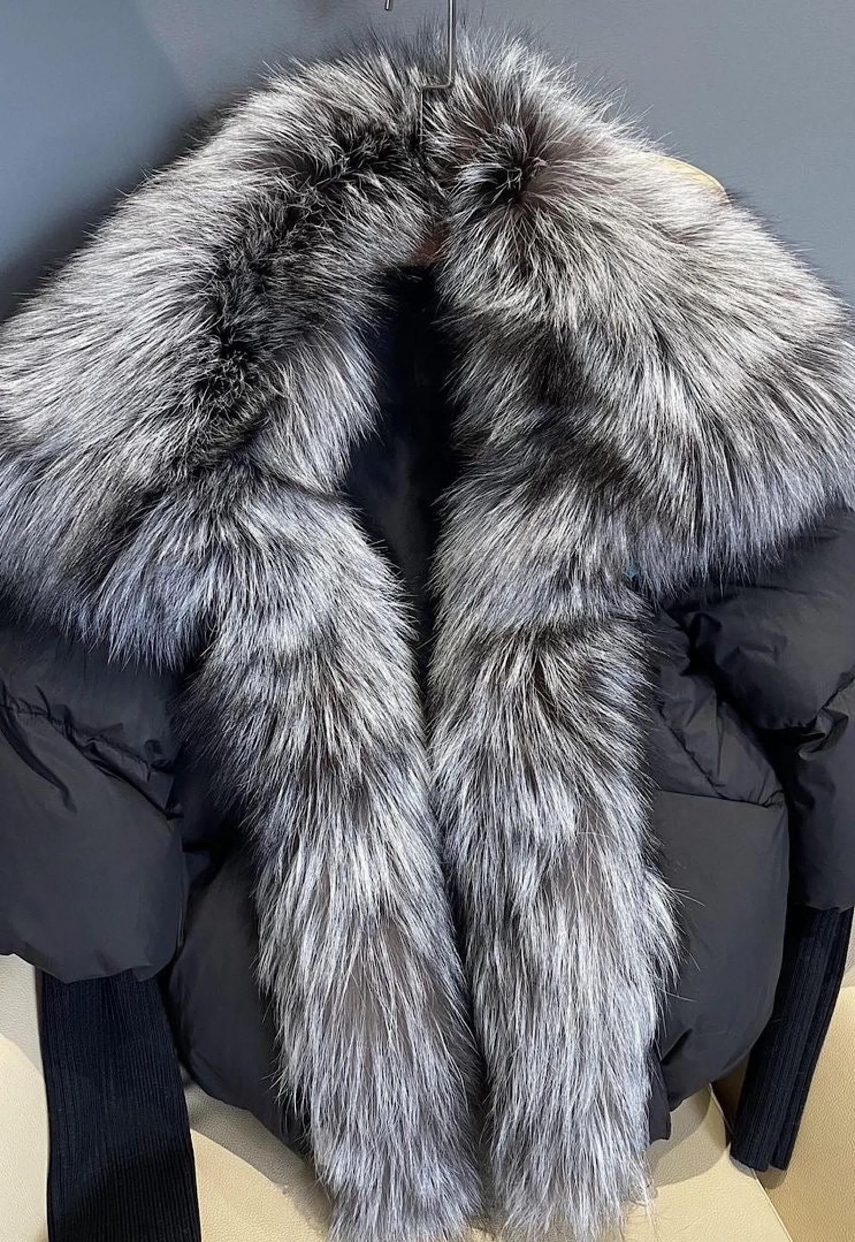 𝐋𝐈𝐌𝐈𝐓𝐄𝐃 𝐄𝐃𝐈𝐓𝐈𝐎𝐍 Down Fur Jacket with Silver Fox Fur