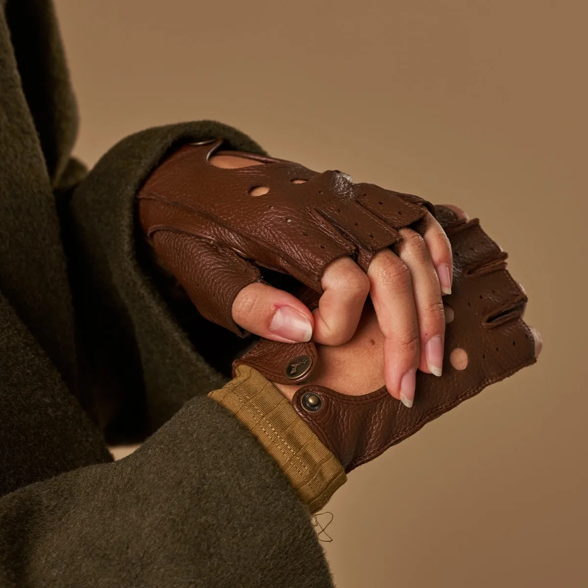 Robyn (brown) – luxurious fingerless driving gloves made of American deerskin leather