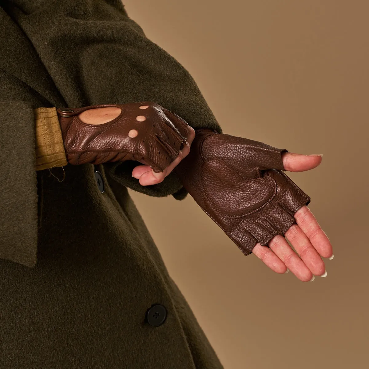 Robyn (brown) – luxurious fingerless driving gloves made of American deerskin leather